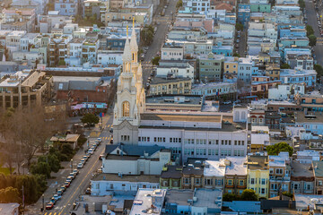 Fototapeta premium A view from the Coit Tower towards the side of the Grace Cathedral in the evening in San Francisco in early springtime