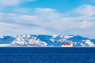 Berge, Felsen und Schiff im Winter nahe Hammerfest in Norwegen