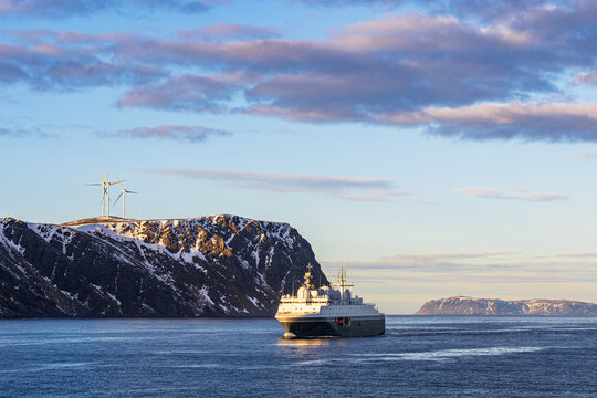 Berge, Felsen und Schiff im Winter nahe Hav&oslash;ysund in Norwegen