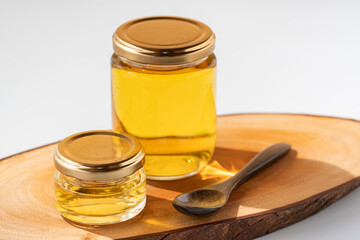 美しいはちみつの瓶と木製スプーン