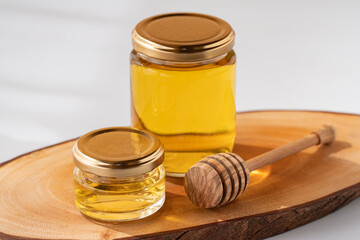 美しいはちみつの瓶と木製スプーン