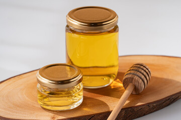 美しいはちみつの瓶と木製スプーン
