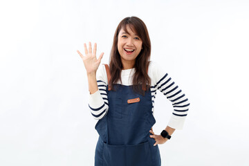Obraz premium Smiling asian young woman wearing apron over white background raise fingers with showing number four.
