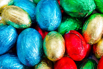 Huevos de chocolate envueltos en colores vibrantes.