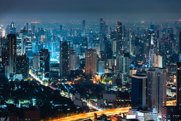 Obraz premium Cityscape of modern Bangkok city with illuminated skyscraper building and rush traffic on expressway