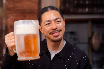 ビールのピッチャー持っている男性