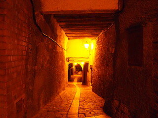 callejuelas empedradas con  arcos y porches de grandes vigas de madera del barrio judío, en la ...