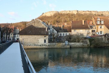 Maisons de long de la rivi&egrave;re la Loue, au coucher du soleil, ville de Ornans, d&eacute;partement du Doubs, France