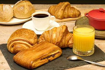 Petit déjeuner complet avec café, jus d'orange et des viennoiseries