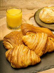 Petit déjeuner complet avec jus d'orange et des viennoiseries