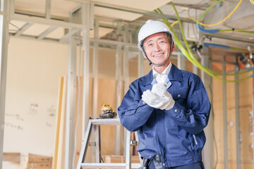 マンションのリフォーム現場で働く男性の大工