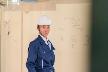 マンションのリフォーム現場で働く男性の大工