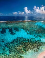 oculto en el corazón de una isla tropical, donde el verde follaje se entrelaza con las aguas cristalinas, creando una unión armoniosa entre la tierra y el mar, evocando una sensación de paraíso,
