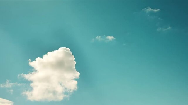 Kleine friedliche Wolke vor azurblauem Himmel