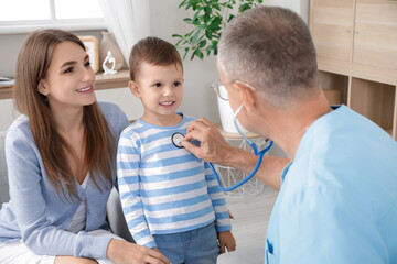 Fototapeta premium Doctor visiting his little patient at home