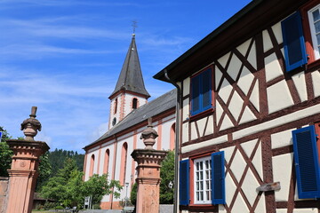 Blick auf die Katholische Stadtpfarrkirche Sankt Symphorian im Zentrum der Stadt Zell am Harmersbach im Schwarzwald	