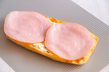 ハムをのせた栃尾揚げ