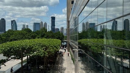 Obraz premium Vibrant NYC street scene during the day—bustling energy, iconic architecture, and the dynamic pulse of the city in every shot.