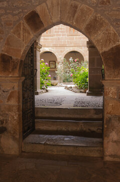 Vista de patio o claustro a trav&eacute;s de una puerta