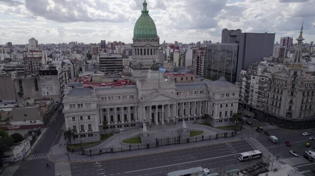 Congreso de La Naci&oacute;n Argentina, Buenos Aires, Argentina. Protesta. Poder. Pol&iacute;tica. Plano de Dron al atardecer.