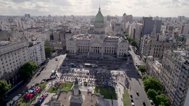 Congreso Argentino, Buenos Aires, Argentina. Protesta. Poder. Pol&iacute;tica. Plano de Dron al atardecer.