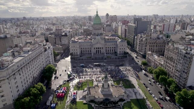 Congreso Argentino, Buenos Aires, Argentina. Protesta. Poder. Pol&iacute;tica. Plano de Dron al atardecer.