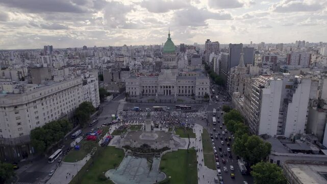 Congreso Argentino, Buenos Aires, Argentina. Protesta. Poder. Pol&iacute;tica. Plano de Dron al atardecer.
