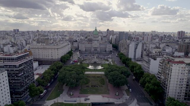 Congreso Argentino, Buenos Aires, Argentina. Protesta. Poder. Pol&iacute;tica. Plano de Dron al atardecer.