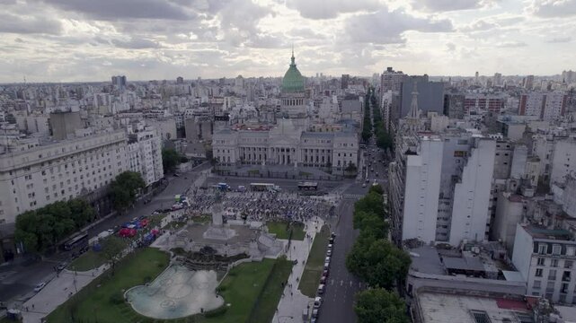 Congreso Argentino, Buenos Aires, Argentina. Protesta. Poder. Pol&iacute;tica. Plano de Dron al atardecer.
