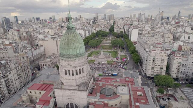 Congreso Argentino, Buenos Aires, Argentina. Protesta. Poder. Pol&iacute;tica. Plano de Dron al atardecer.