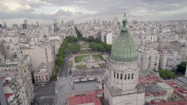 Congreso Argentino, Buenos Aires, Argentina. Protesta. Poder. Pol&iacute;tica. Plano de Dron al atardecer.