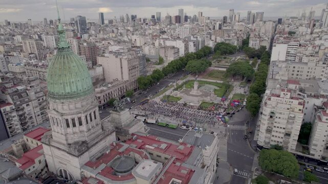 Congreso Argentino, Buenos Aires, Argentina. Protesta. Poder. Pol&iacute;tica. Plano de Dron al atardecer.