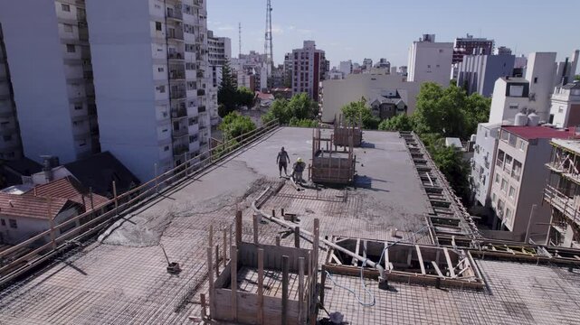 Obreros trabajando en el techo de un edificio en construcci&oacute;n. Trabajo. Arquitectura. Progreso. Crecimiento. 