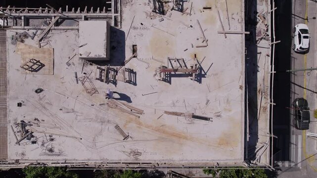 Obreros trabajando en el techo de un edificio en construcci&oacute;n. Trabajo. Arquitectura. Progreso. Crecimiento. 