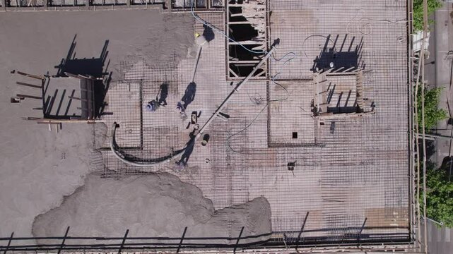 Obreros trabajando en el techo de un edificio en construcci&oacute;n. Trabajo. Arquitectura. Progreso. Crecimiento. 