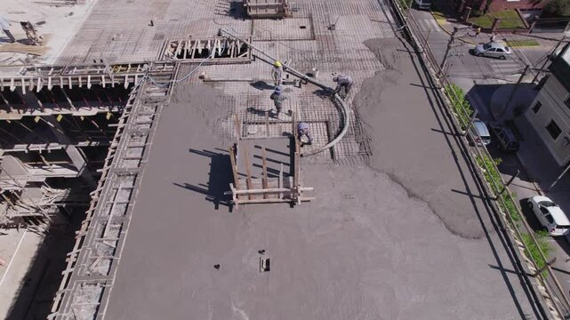 Obreros trabajando en el techo de un edificio en construcci&oacute;n. Trabajo. Arquitectura. Progreso. Crecimiento. 