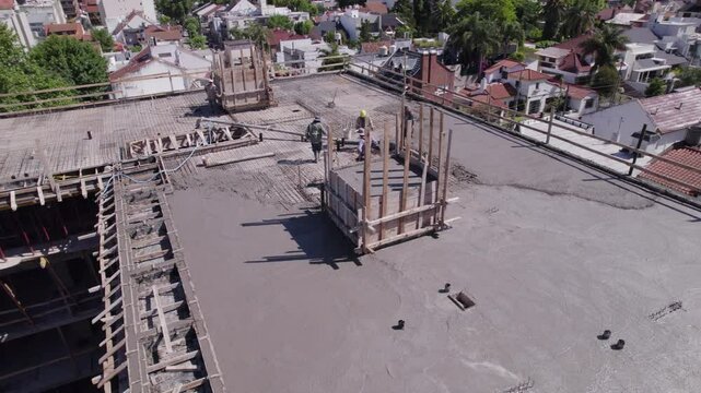 Obreros trabajando en el techo de un edificio en construcci&oacute;n. Trabajo. Arquitectura. Progreso. Crecimiento. 