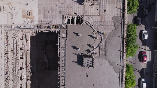 Obreros trabajando en el techo de un edificio en construcci&oacute;n. Trabajo. Arquitectura. Progreso. Crecimiento. 