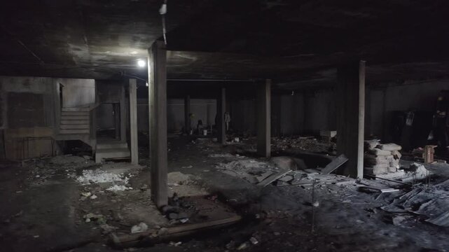 S&oacute;tano poco iluminado de un edificio en construcci&oacute;n. Footage de Arquitectura. S&oacute;tano. Obra. Arquitectura. Construcci&oacute;n.