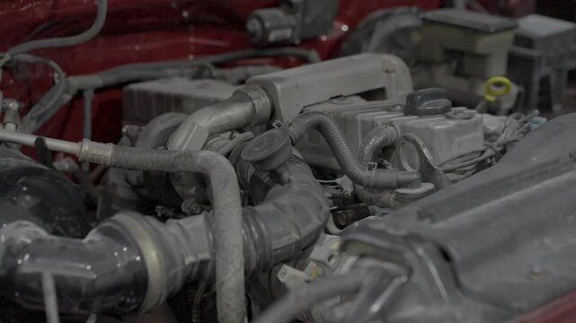 Motor de auto rojo, camioneta roja. Footage de Autos. Taller.