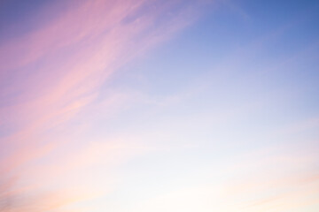 Obraz premium Sky at dawn with pastel hues blending into daylight
