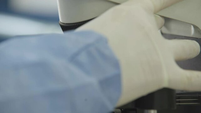 Cient&iacute;fico usando un microscopio. Laboratorio, Ciencia, Experimentos, Bioqu&iacute;mica, Qu&iacute;mica, Cient&iacute;ficos, Medicina. Footage de Ciencia. 