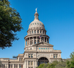 Obraz premium The Texas State Capitol in Austin, Texas, showcasing its historic architecture and iconic dome. A famous government landmark and tourist attraction in downtown Austin