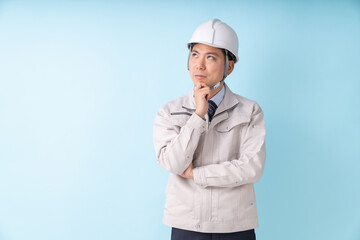 ビジネスマン　作業服　考える