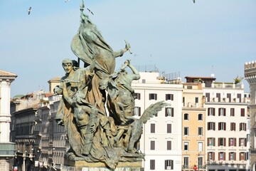 ヴェネツィア広場から見た彫像