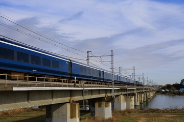 馬入川（相模川）橋梁を熱海・伊東方向へ走り抜ける豪華な特急列車（神奈川県平塚市）