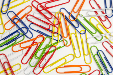 	カラフルなゼムクリップ｜白バック