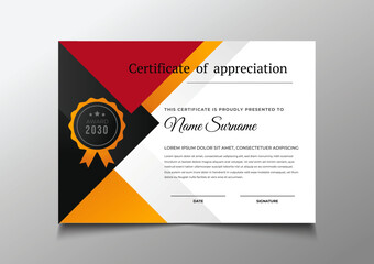 Fototapeta premium Red modern elegant gold certificate template with badge 