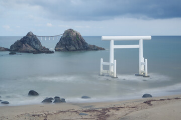 ビーチに建つ鳥居と自然崇拝