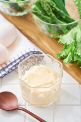 ガラスの器によそったマヨネーズ